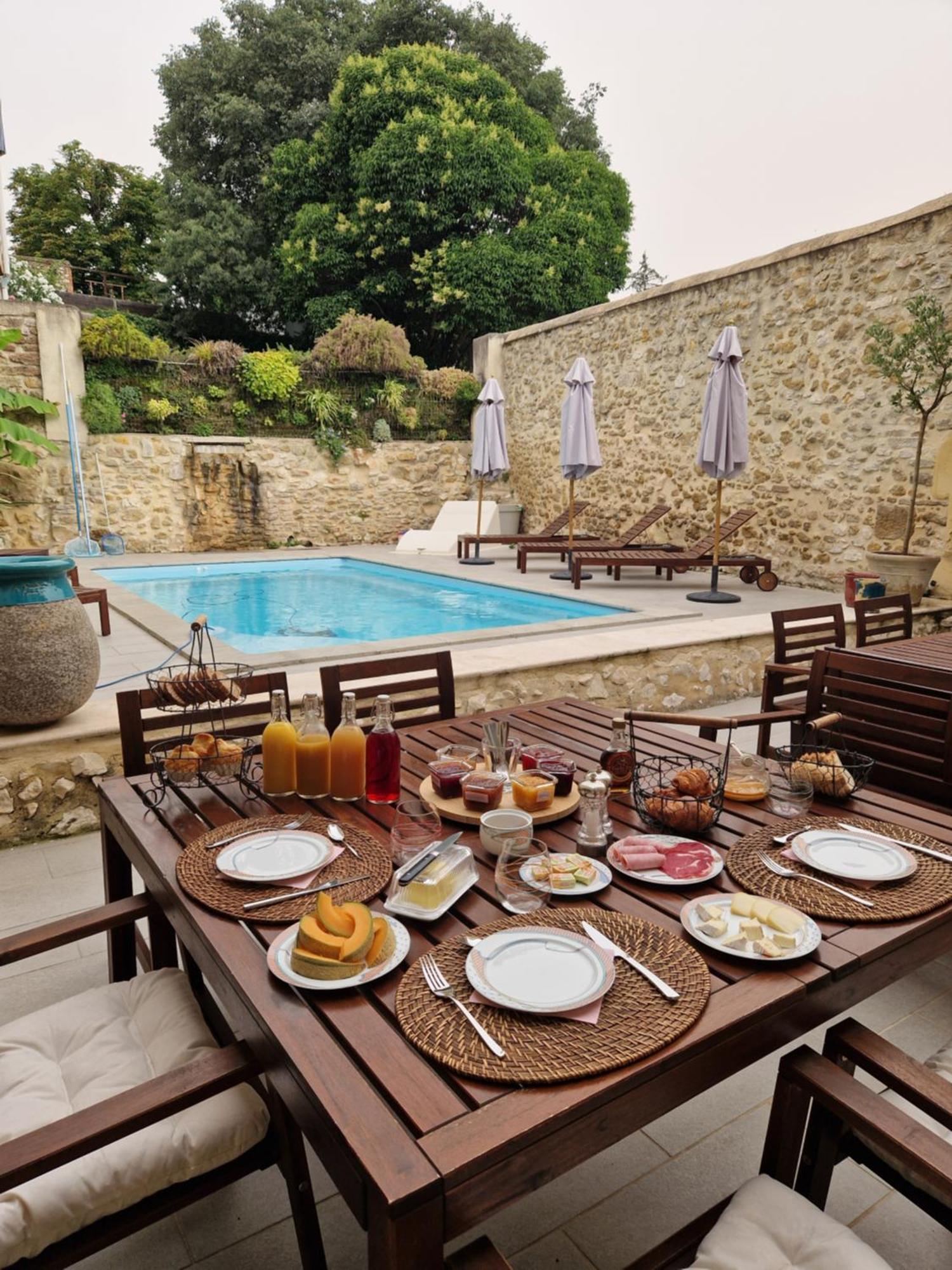 La Maison De Livia, Gite, Chambres Et Table D'Hotes, Entre Uzes Et Nimes Sauzet  Экстерьер фото